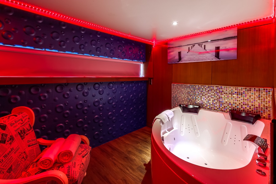 vip paris yacht hotel jacuzzi