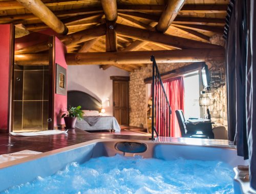 Chambre avec jacuzzi spa privatif proposé par Nuit d'Amour dans le Gard, près d'Avignon