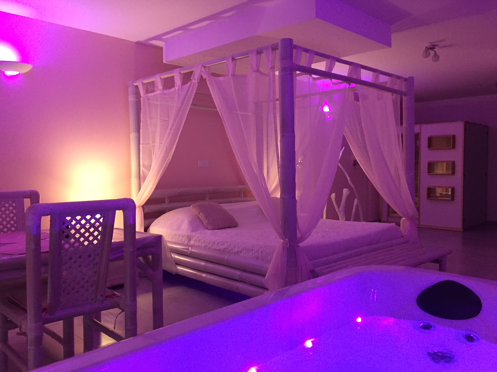 L'INSTANT ROMANTIQUE - Suites avec jacuzzi et sauna privatifs