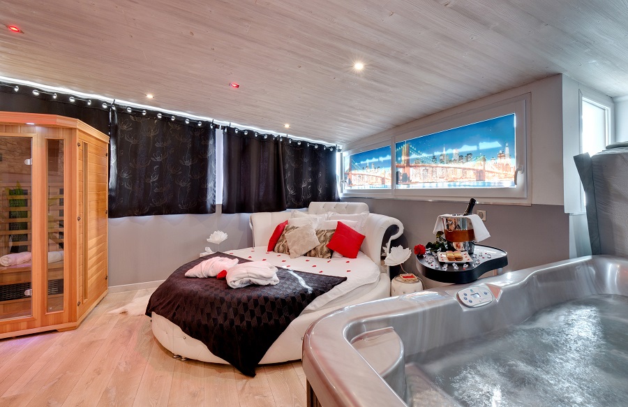 SUITE BROOKLYN AVEC JACUZZI PRIVATIF Jacuzzi, sauna privatifs à Vichy