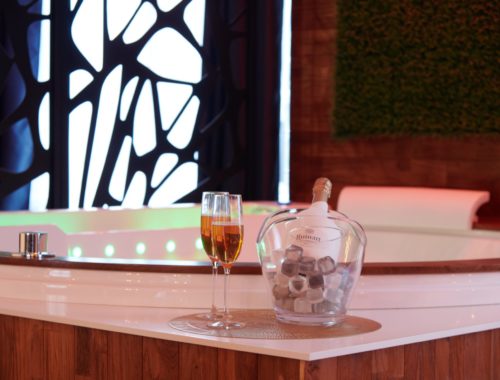 Love room à Cholet- Logement Romantique, sexy, discret, love room romantique à Cholet avec un spa privée, je suis une chambre romantique avec balnéo privée dans votre chambre, jacuzzi privée dans votre chambre, loft pour week-end amoureux avec spa jacuzzi privé, pour passer un week-end en amoureux glamour et sexy