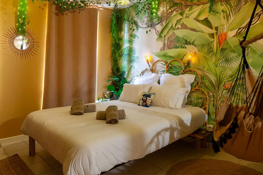 Chambre à thème L'aventurier, la jungle avec lit double et décoration végétale à Vierzon.