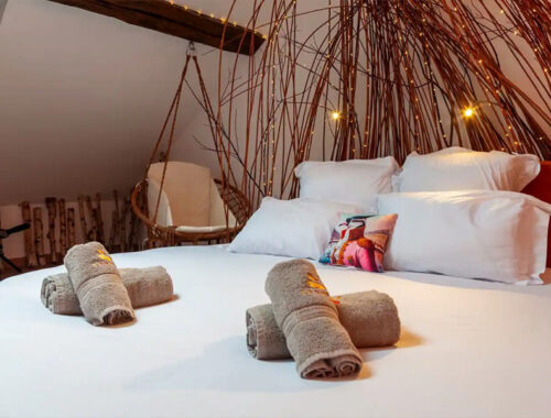 Lit rond romantique en osier dans le logement Le Nichoir à Vierzon, ambiance cocon végétal pour une nuit en amoureux proche de Bourges