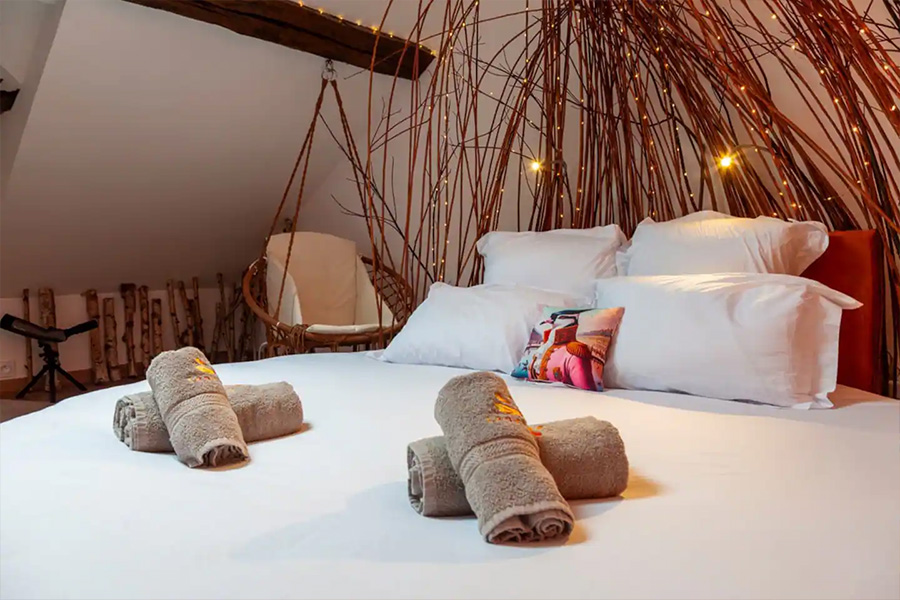 Lit rond romantique en osier dans le logement Le Nichoir à Vierzon, ambiance cocon végétal pour une nuit en amoureux proche de Bourges